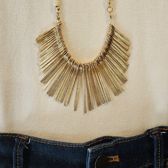 STATEMENT NECKLACE - 2 layers in gold, white and cream beading with metal detail - Picture 6 of 6